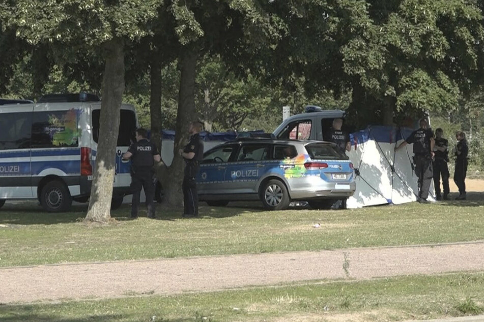 Polizei und Rettungskräfte rückten zum Mahndorfer See in Bremen an.