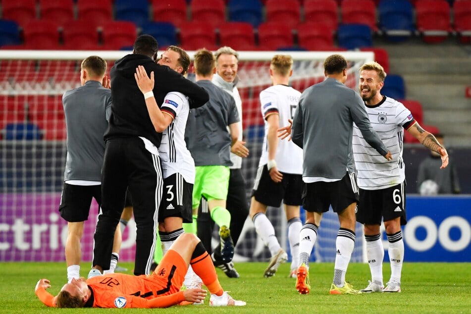 Großer Jubel bei der DFB-Auswahl nach dem zweiten erfolgreich bestrittenen und zugleich sehr kräftezehrenden K.o.-Duell innerhalb weniger Tage.