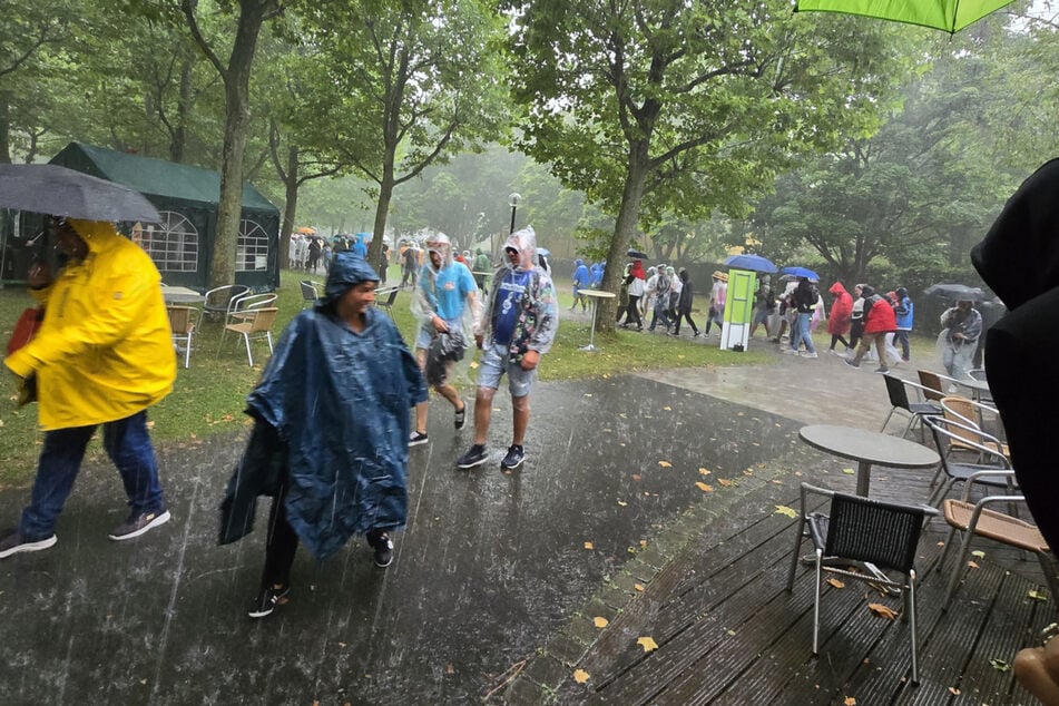 Alle 6000 angereisten Zuschauer mussten den Mainzer Lerchenberg unmittelbar nach Start der Sendung und unter strömenden Regen wieder verlassen.
