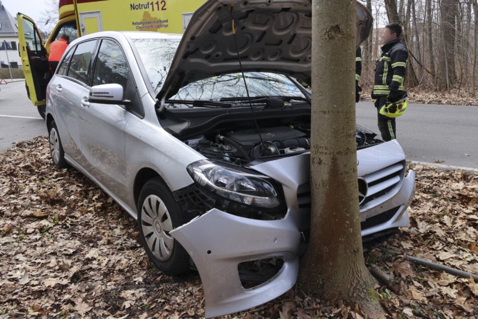 Mercedes kracht in Chemnitz gegen Baum