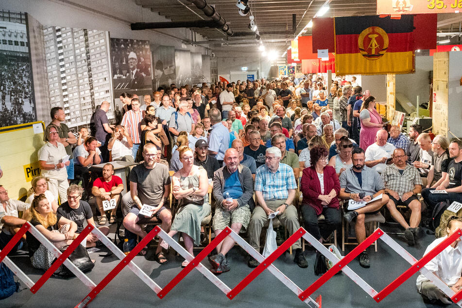 Gespannt warteten die Auktions-Teilnehmer in den Ausstellungsräumen des bereits geschlossenen Museums "Welt der DDR" auf die einzelnen Objekte.