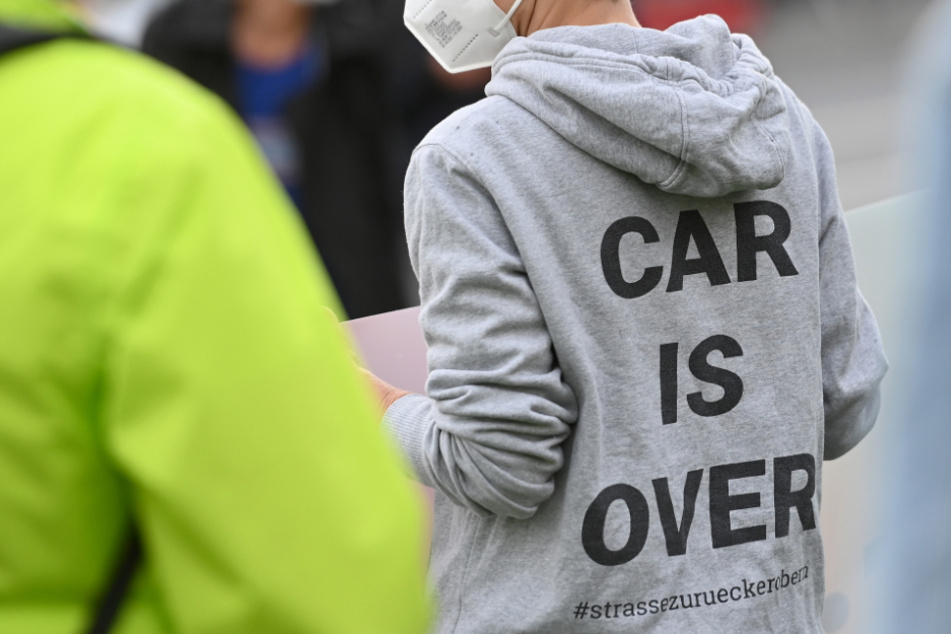 Eine Demonstrantin trägt während eines Protestes in München einen Pulli mit der Aufschrift "car is over".