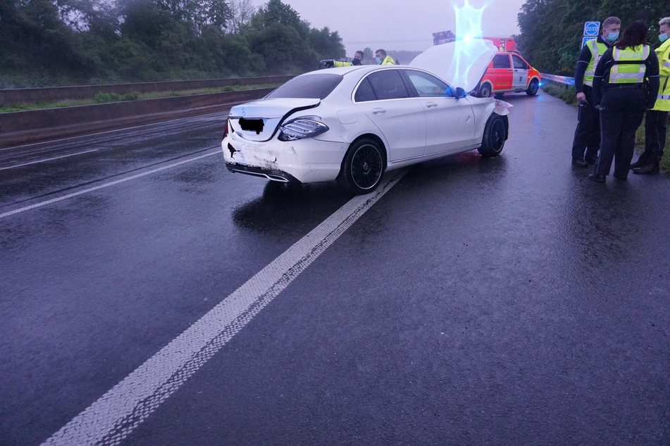 Das Auto war nach dem Zusammenprall mit dem Schwertransporter schwer beschädigt.