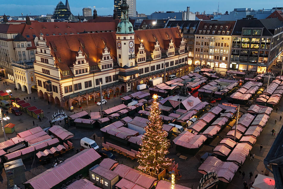 Die Buden sind startklar: Die ersten Besucher strömten am Dienstag auf den Weihnachtsmarkt in der Innenstadt.