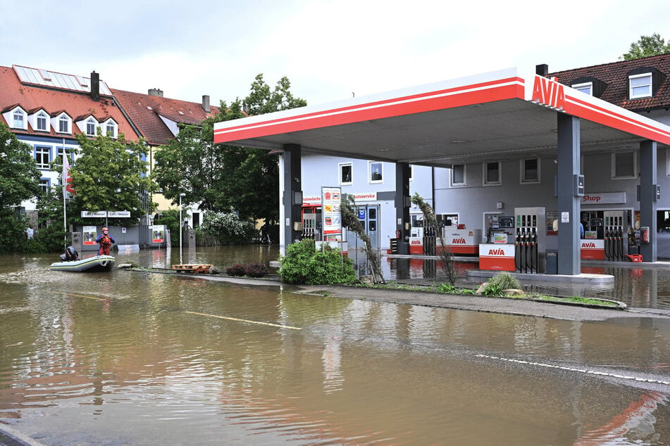 In Allershausen (Bayern) wurde sogar eine Tankstelle überflutet, Helfer sind mit Schlauchbotten unterwegs.