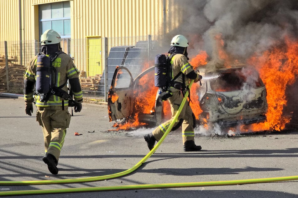 VW steht lichterloh in Flammen: Feuerwehr in Heidelberg rückt aus