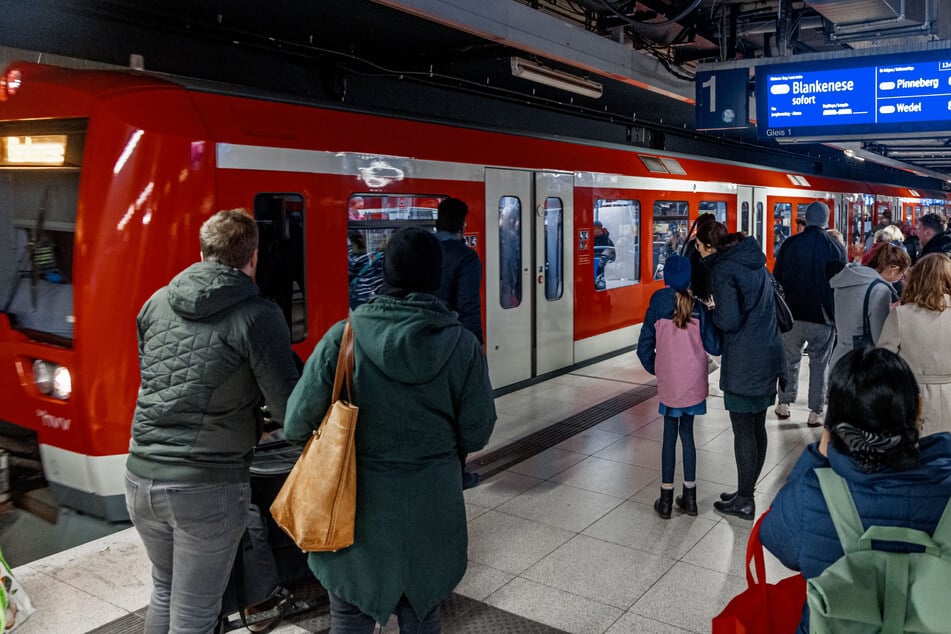 Streckensperrung am Hamburger Hauptbahnhof: Mann mit Smartphone irrt im Gleisbereich umher