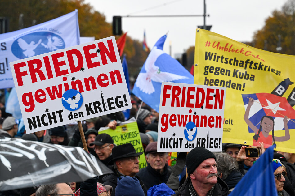 Unter dem Motto "Nein zu Kriegen – Rüstungswahnsinn stoppen – Zukunft friedlich und gerecht gestalten" demonstrierten am Samstag Tausende in Berlin.