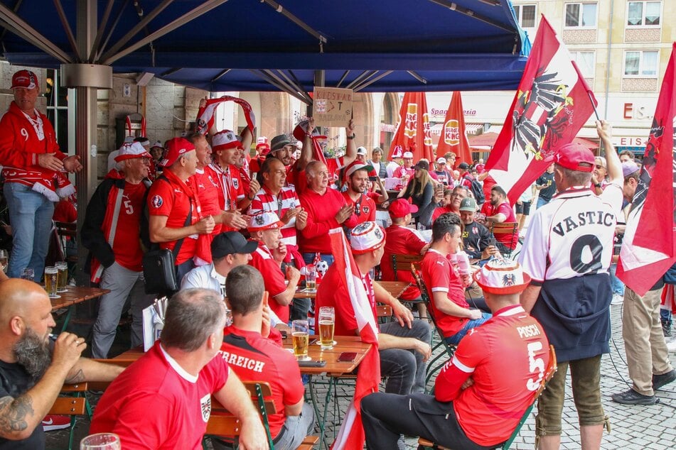 Die Fans tauchten den Leipziger Marktplatz in die Farbe rot.