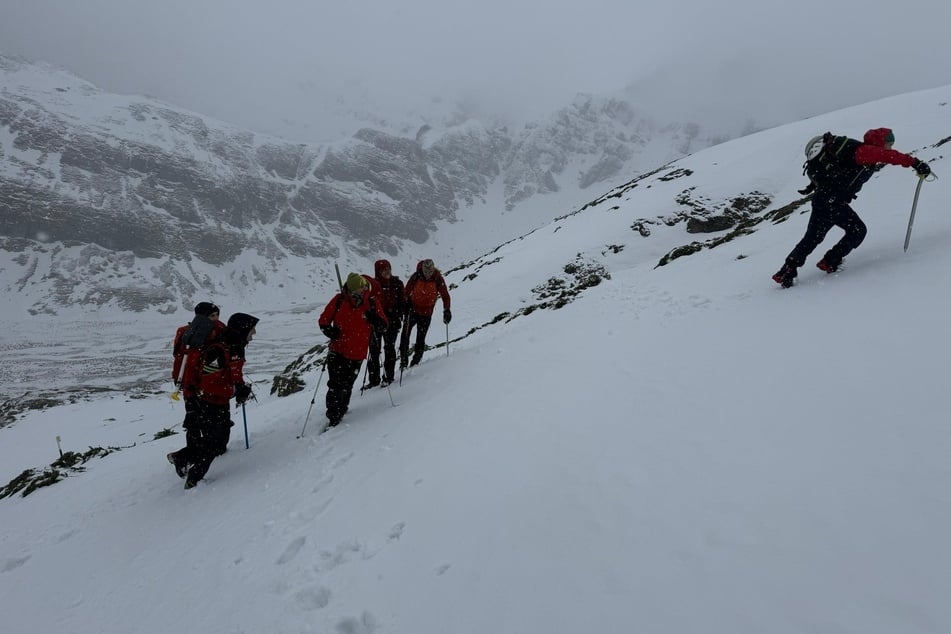 Die Bergrettung kämpfte sich durch das unwegsame Gelände, um nach dem Touristen (18) zu suchen.