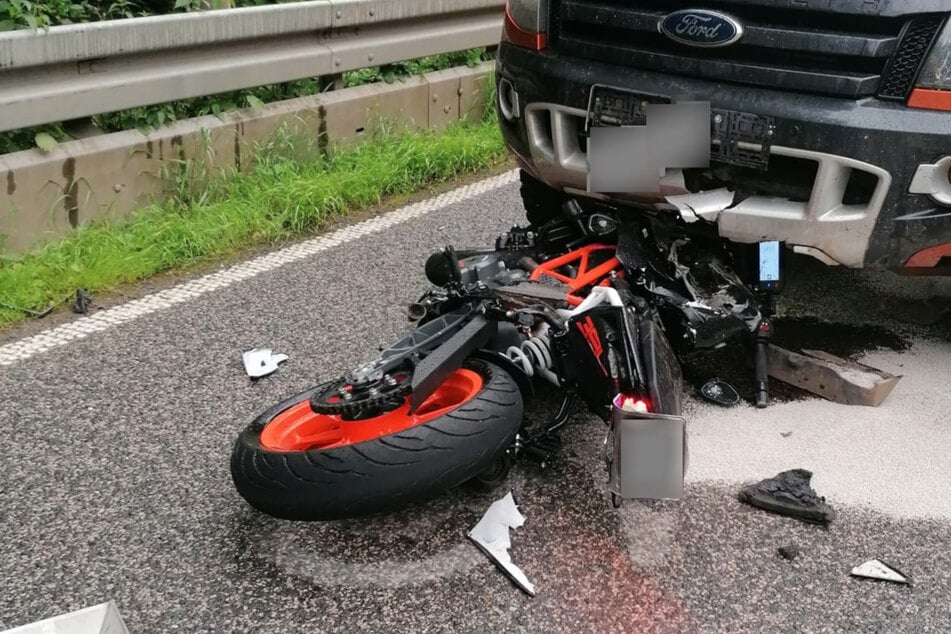 Sieht zum Glück schlimmer aus als es ist: Ein Bild des Unfalls zeigt das Motorrad unter dem Ford klemmen.