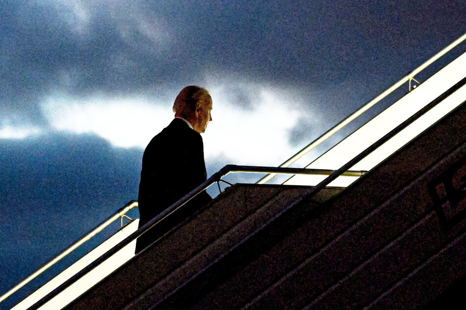Als Joe Biden am Mittwochabend in sein Flugzeug steigen wollte, fiel er fast auf die Gangway.
