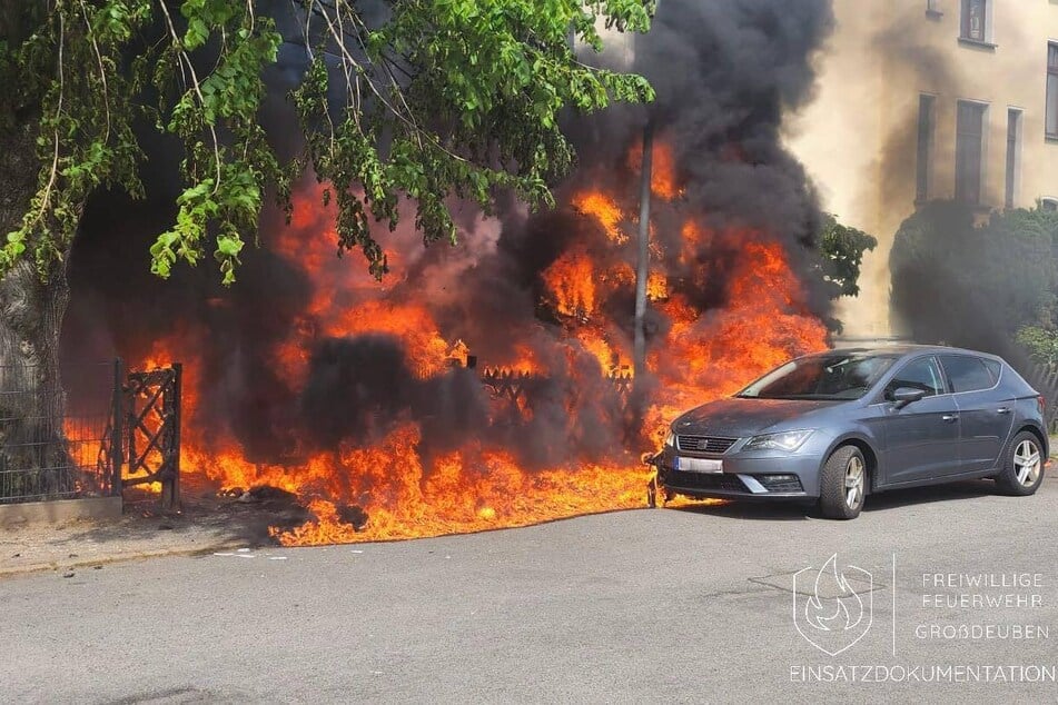 In den Müll geworfene Grillasche sorgte am Sonntag in Großdeuben für einen Brand.