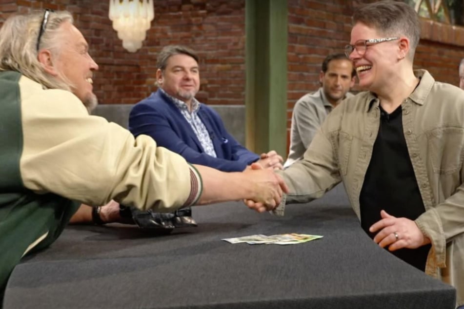 Mit 180 Euro von Händler Jos van Katwijk (l.) erhält Kandidatin Petra Görgen mal eben den 90-fachen Kaufpreis für ihr Geschirr-Set.