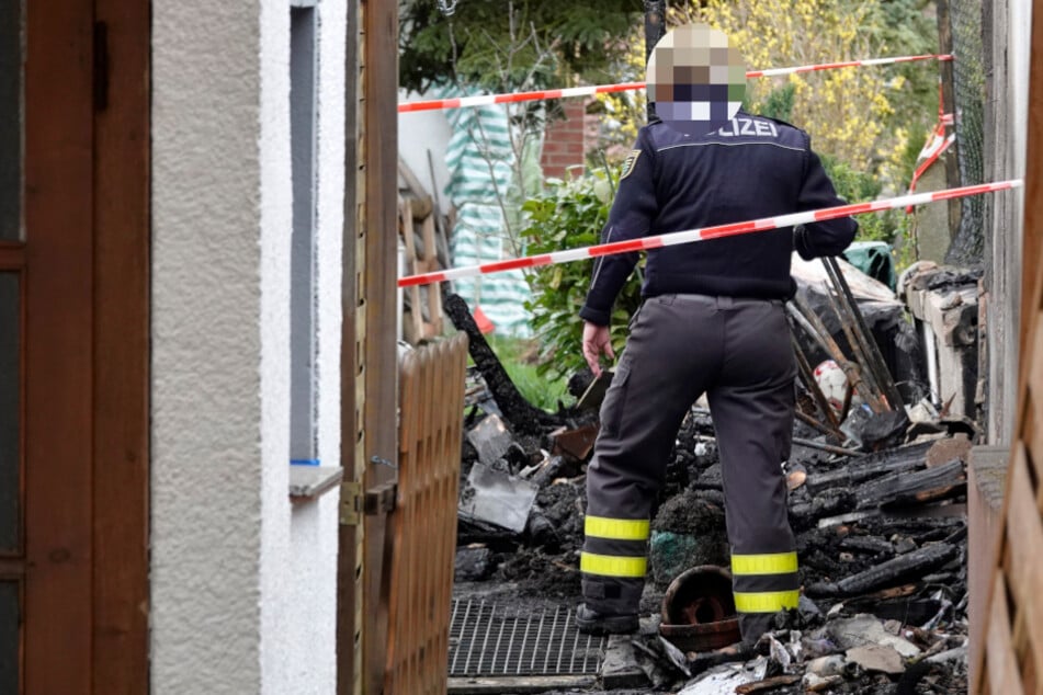 Chemnitz: Brandstiftung! Geräteschuppen und Mülltonnen in Chemnitz abgefackelt