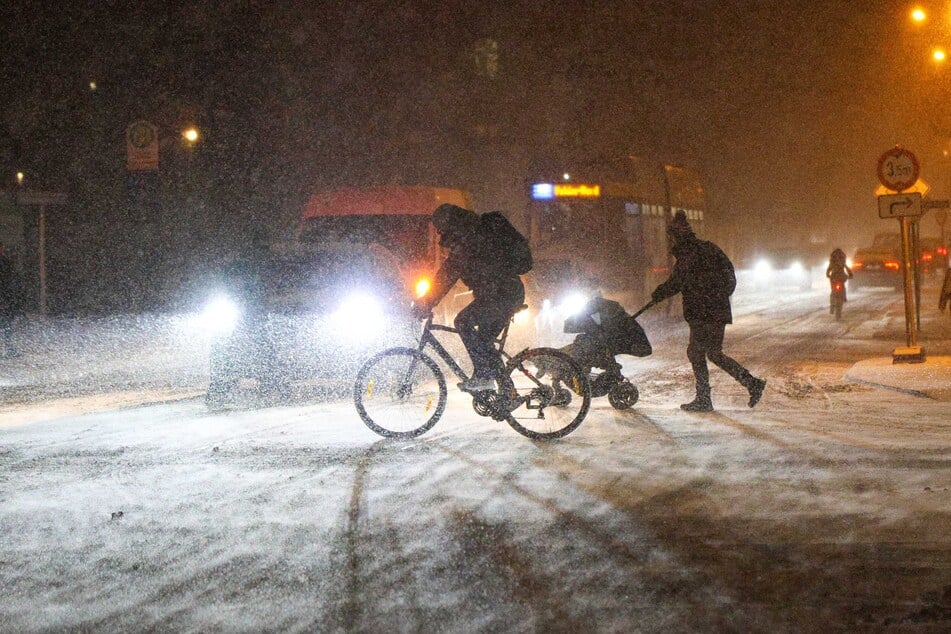Einige Passanten trauten sich am Morgen auch mit dem Fahrrad heraus.