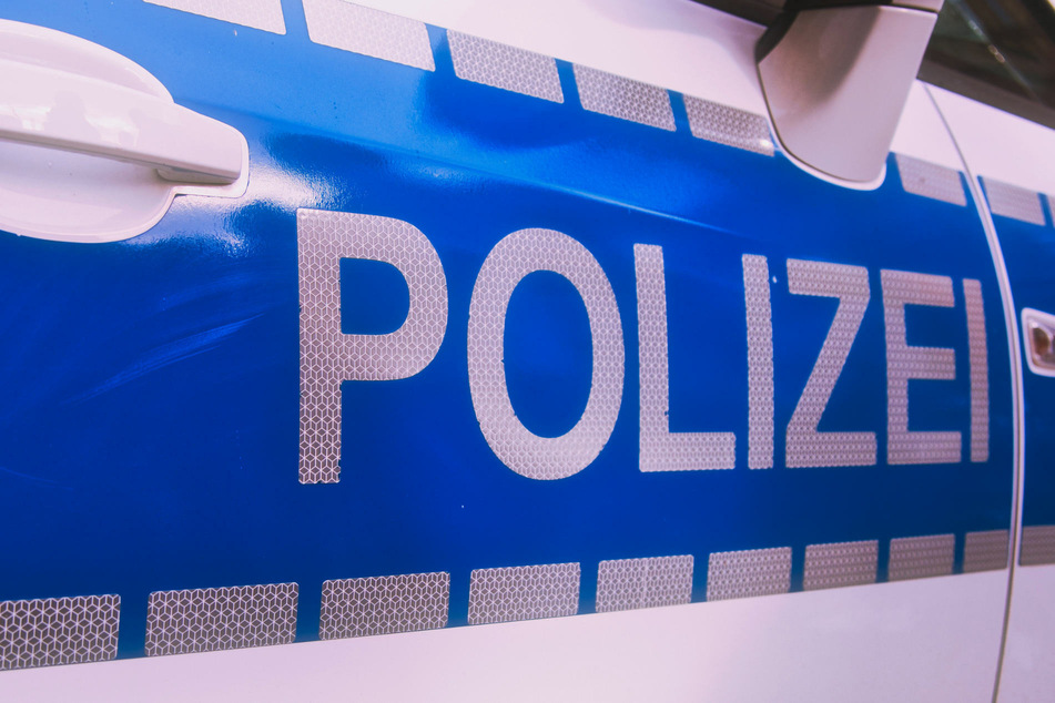 Auto knallt gegen Hauswand: Fahrer (34) lebensgefährlich verletzt!