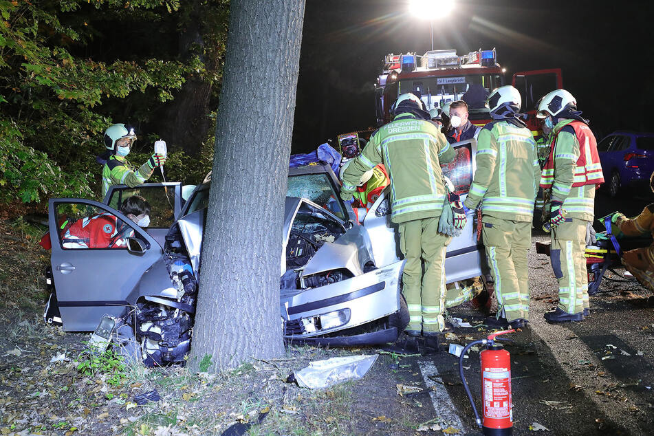 Der Fahrer (26) des Octavia musste aus seinem Fahrzeug geholt werden, die Feuerwehr war dazu im Einsatz.