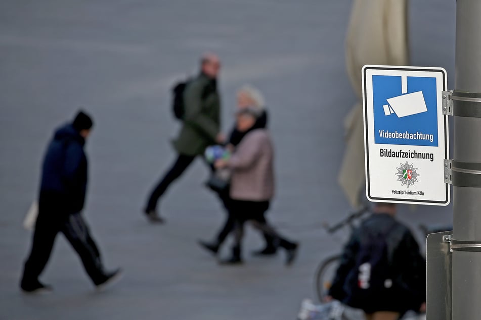 Der Breslauer Platz hinter dem Kölner Hauptbahnhof darf vorerst nicht mehr von der Polizei mit Videokameras überwacht werden. (Archivfoto)