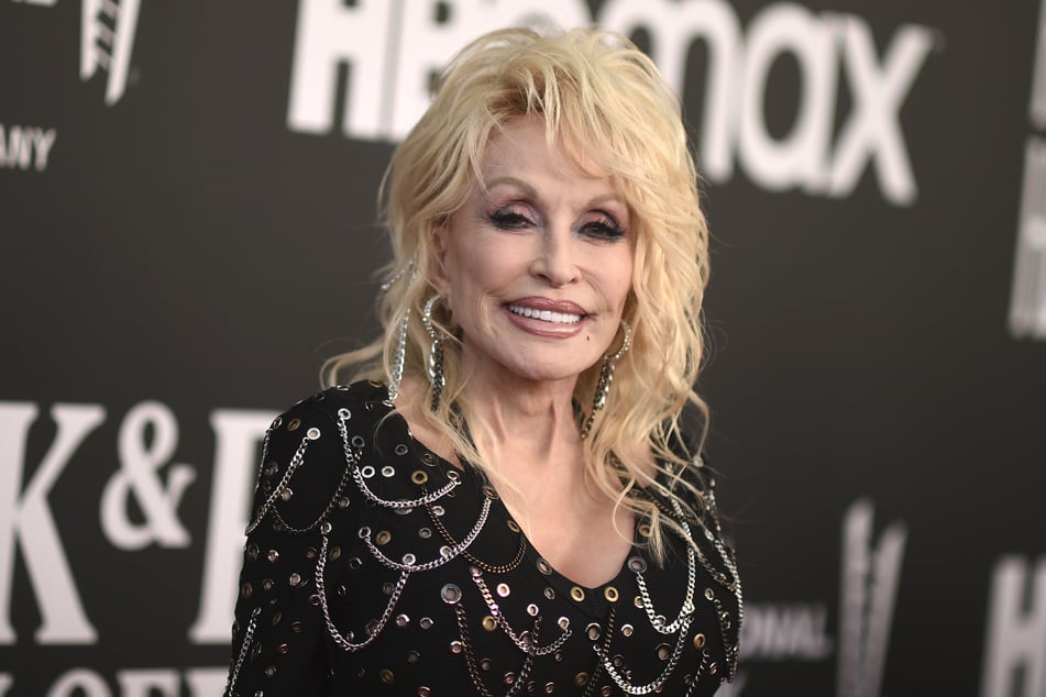US-Musikerin Dolly Parton (†80) soll zur Krebsbehandlung nach Deutschland geflogen sein.