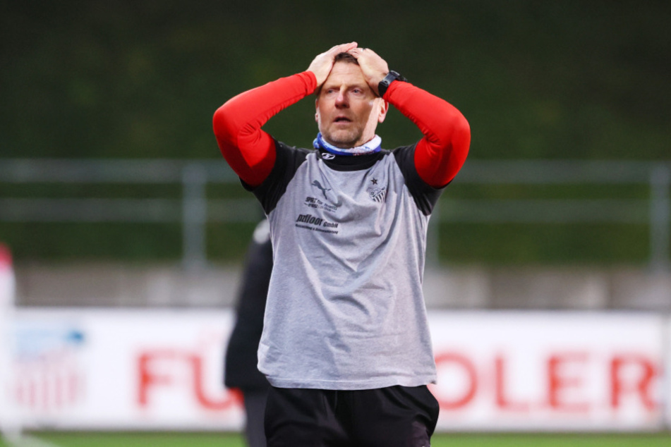 Fassungslosigkeit nach der Heimniederlage gegen den BFC Dynamo auch bei FSV-Trainer Rico Schmitt (55).