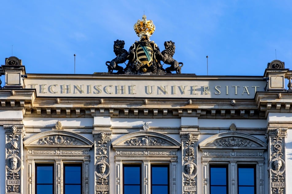 Das Hauptgebäude der Technischen Universität Chemnitz steht an der Straße der Nationen.