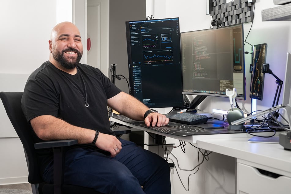 Mustafa Karademir (41) lebt mit seiner Frau und seinem Sohn in Dresden. In seiner freien Zeit programmierte er die Spiele-App im Arbeitszimmer.