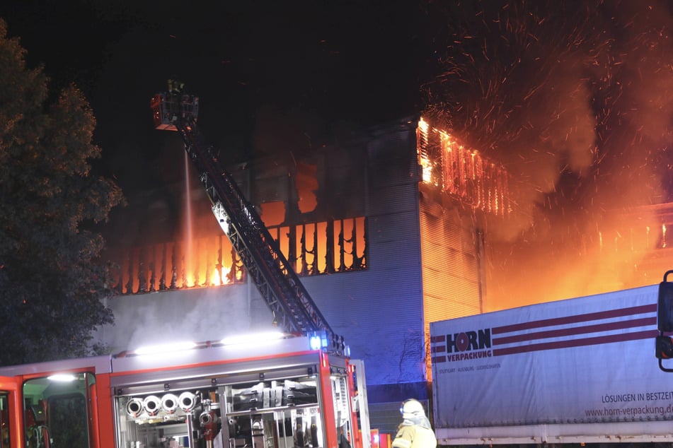 Schlimme Bilder aus dem Großraum Stuttgart. Hier brannte ein Firmengebäude lichterloh.