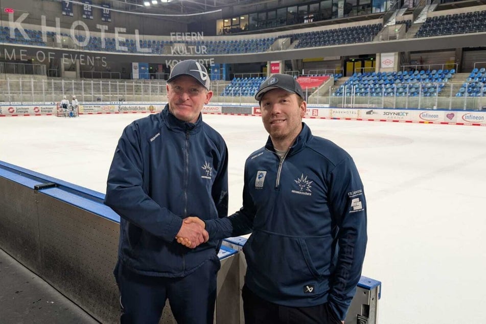Eislöwen-Neuzugang Rourke Chartier (r.) wird von Coach Niklas Sundblad empfangen
