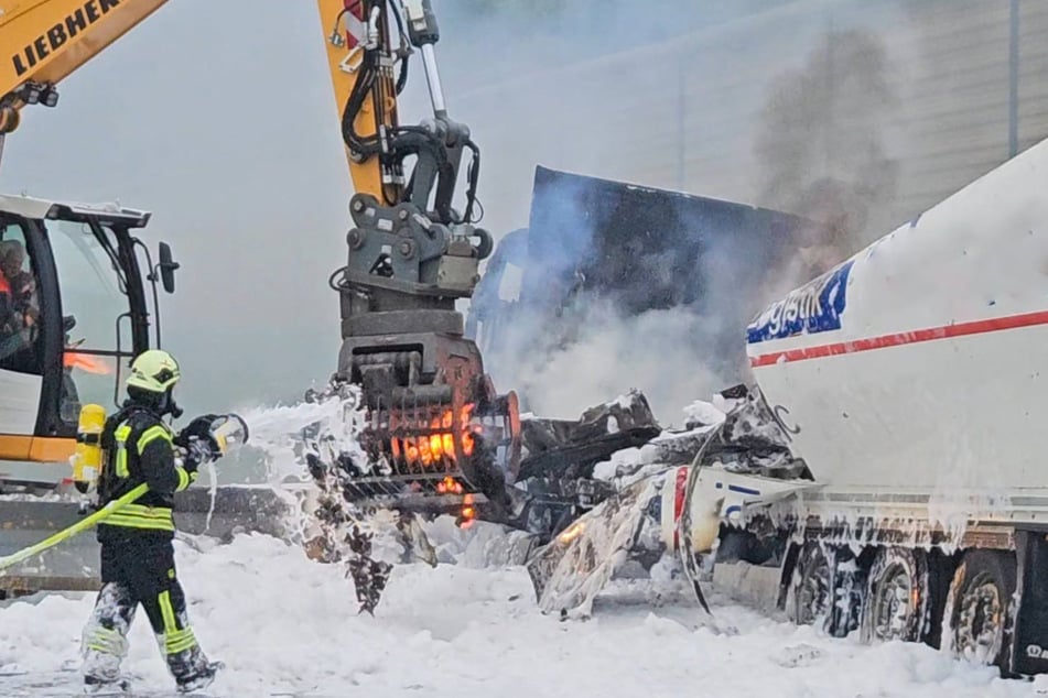 Am Freitag brannte auf der A7 ein Laster komplett aus.