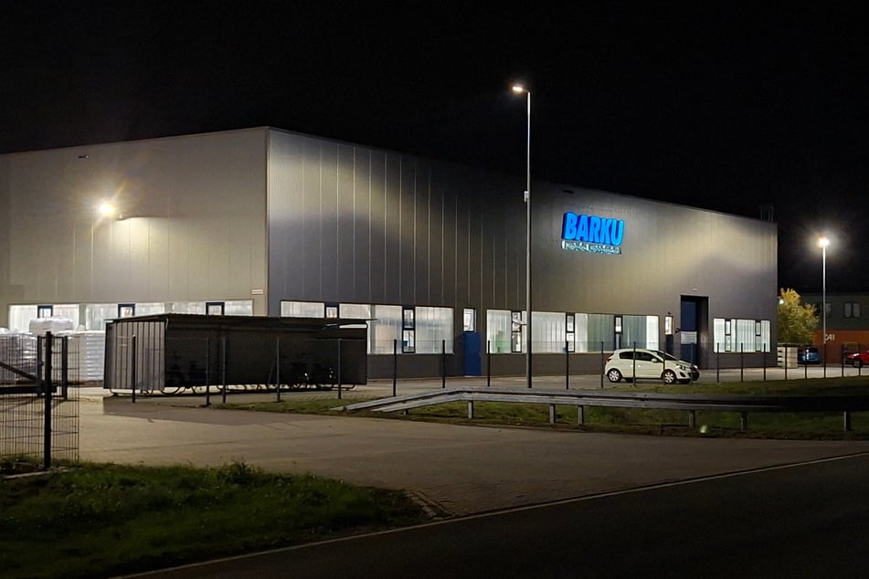 Außenansicht des niedersächsischen Unternehmens Barnstorfer Kunststofftechnik (Barku) am Abend.