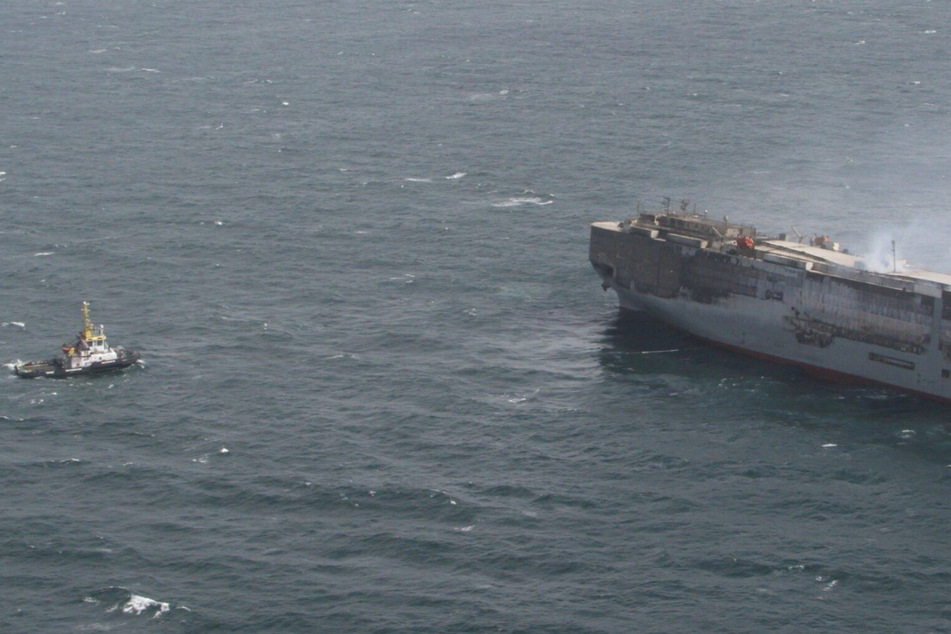Eine Luftaufnahme zeigt das mitten auf der Nordsee brennende Schiff.