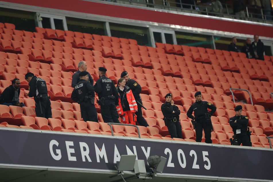 Ein Fan stürzte am Sonntagabend von der Tribüne der Münchner Allianz Arena und starb.