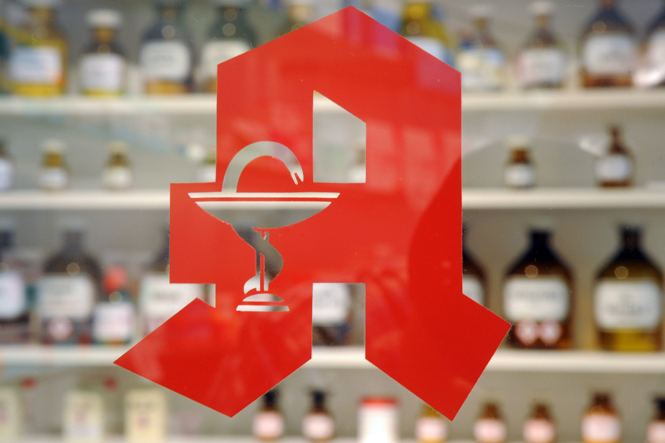 Keine Rücksicht auf Risiken und Nebenwirkungen: In einer Apotheke in Düsseldorf hat das Ordnungsamt eine Party mit acht Leuten aufgelöst (Symbolbild).