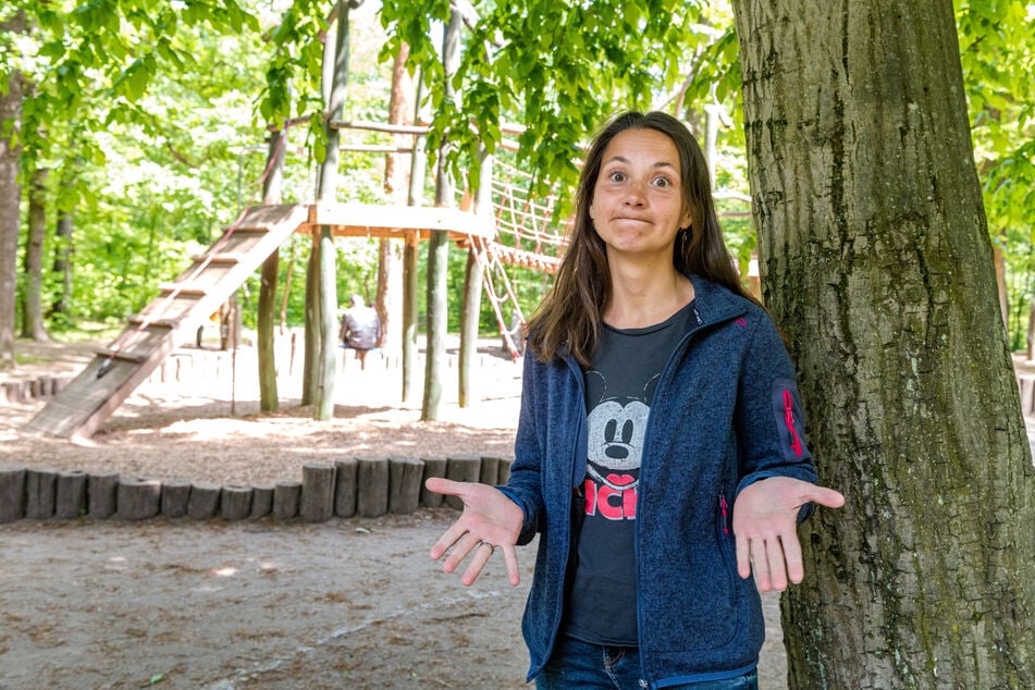 Was nun? Julia Junghans (40) geht mit ihren Kindern täglich auf den Spielplatz im Dresdner Waldpark. Ihr Sohn hat einen besonders befallenen Baum in der Nähe entdeckt - nicht umzäunt!