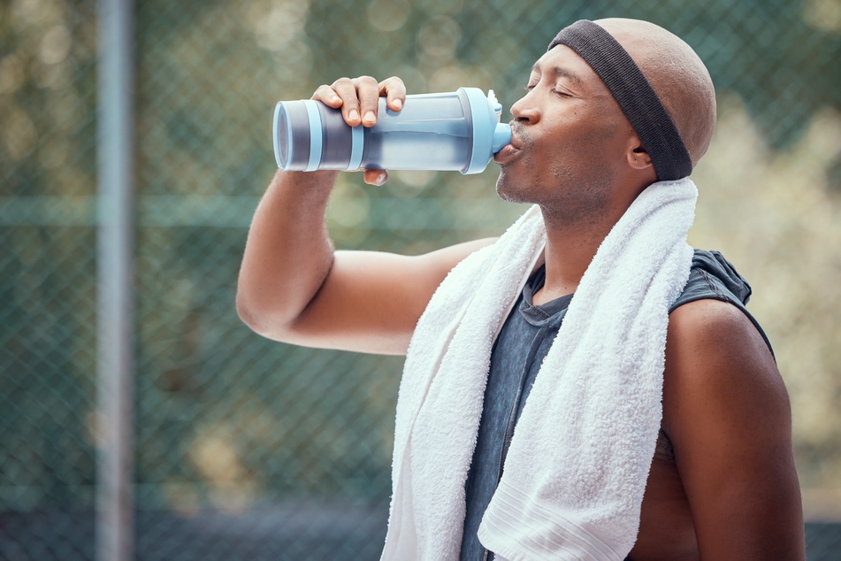 Unverzichtbar bei Sport jeder Art: Wasser. Mit der richtigen Wasserflasche bist Du ausreichend versorgt und kannst Dich voll und ganz aufs Training konzentrieren.