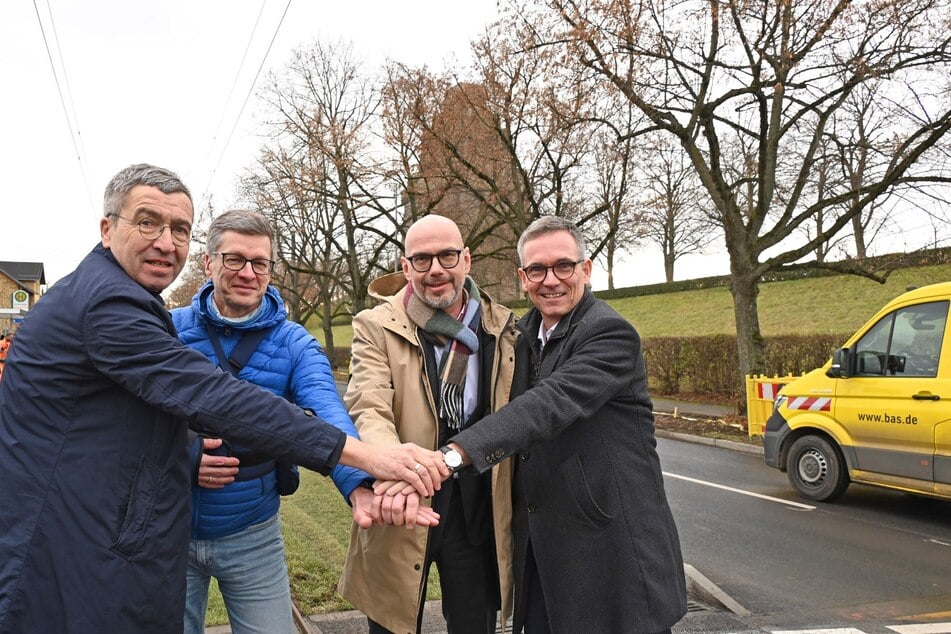 Leipzigs Baubürgermeister Thomas Dienberg (63, v.l.n.r), Micael Jana (Amtsleiter Mobilität- und Tiefbauamt Stadt Leipzig), Toralf Müller (Geschäftsführer Technik und Betrieb der LVB) und Dr. Ulrich Meyer (Technischer Geschäftsführer Wasserwerke Leipzig) gaben den sanierten Abschnitt der Prager Straße am Freitagmittag feierlich frei.