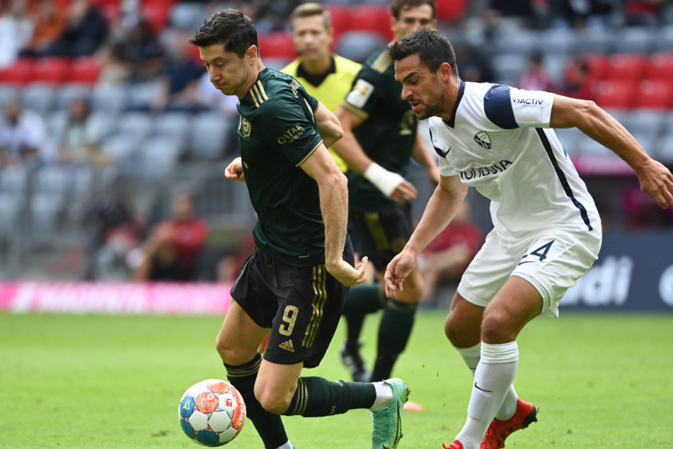 Robert Lewandowski (l.) und Bochums Vasilis Lampropoulos im Zweikampf.
