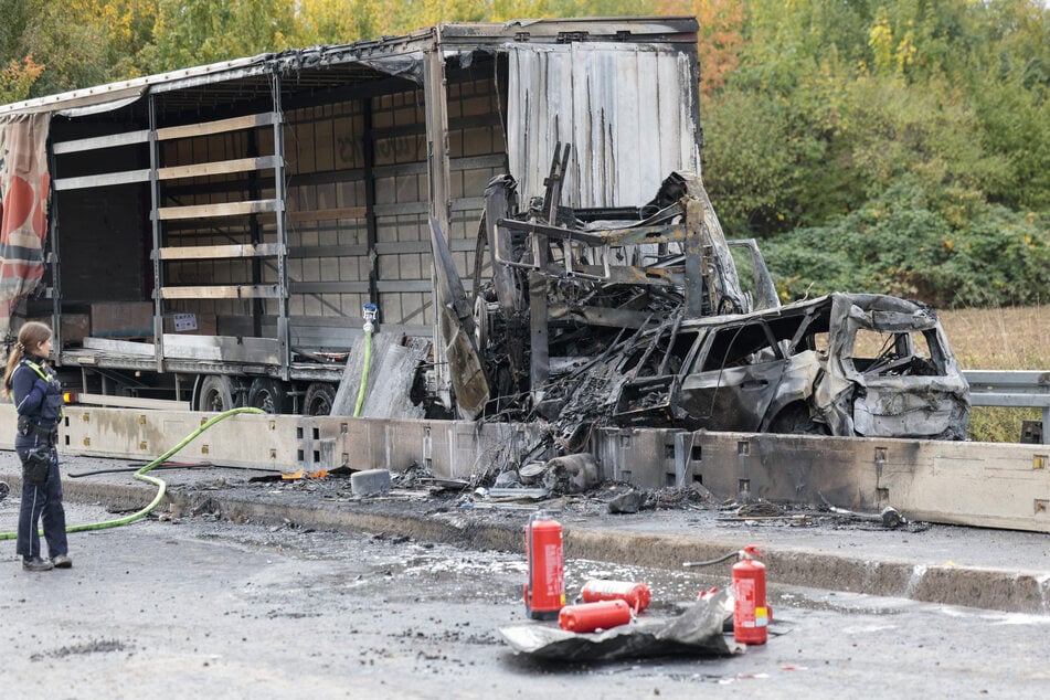 Durch den Aufprall fingen die Fahrzeuge Feuer.