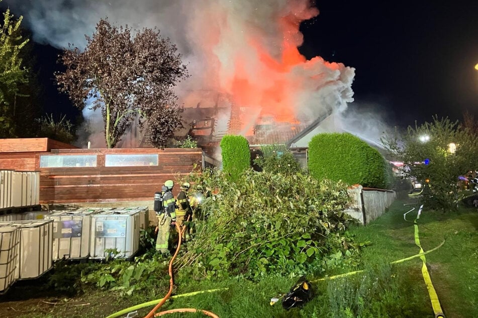 Feuerwehreinsatz in Magdeburg: Doppelhaus steht in Flammen!