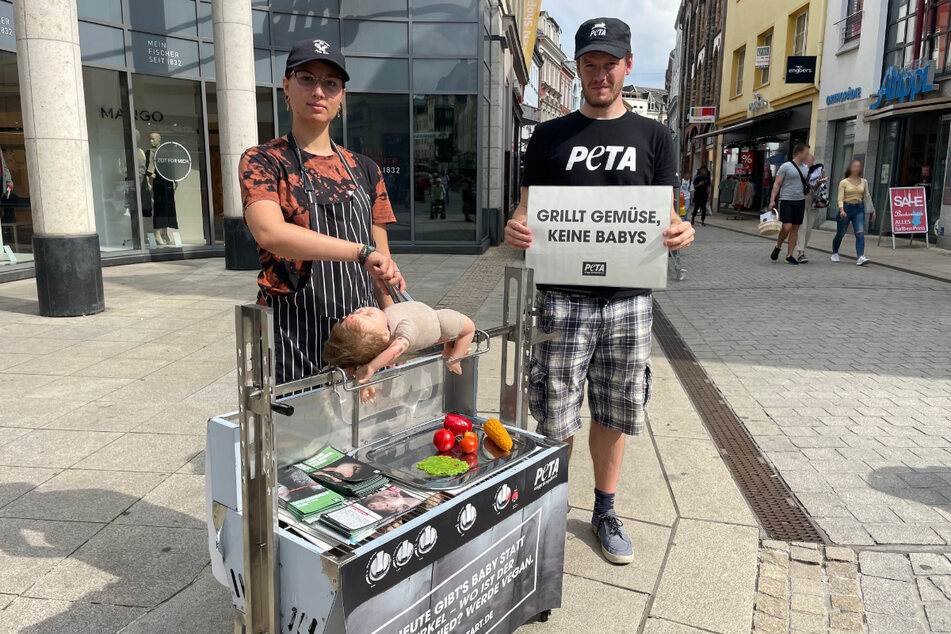 Provokant: PETA steht mit einer auf einem Grill aufgespießten Babypuppe in der Zwickauer Innenstadt.