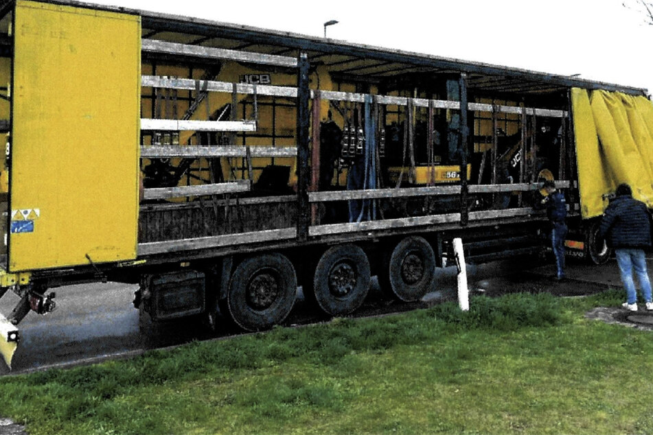Der Sattelzug mit drei der geklauten Maschinen wurde auf der A3 in der Nähe des etwa 350 Kilometer entfernten Regensburgs von der bayerischen Polizei gestoppt.