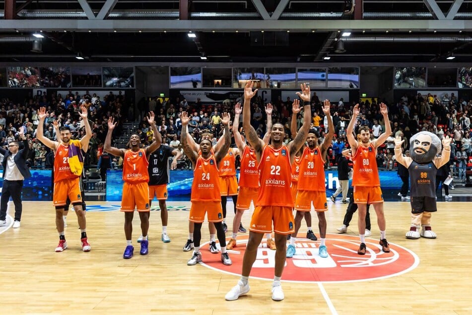 Die Niners feierten am Mittwoch einen überragenden Sieg im EuroCup gegen Wroclaw und ließen sich zurecht feiern.