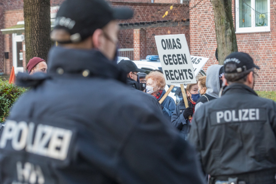 Beamte stehen am Rande einer Demonstration gegen den AfD-Parteitag.