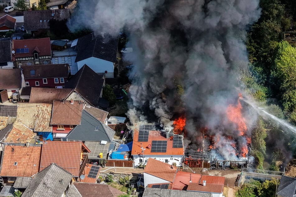 Die Rauchwolke über dem rheinhessischen Sprendlingen ist kilometerweit sichtbar.