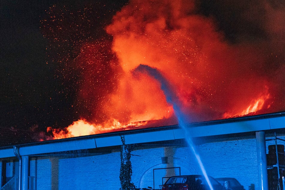 Aus dem Dach der Lagerhalle schossen schon beim Eintreffen der Kölner Feuerwehr meterhohe Flammen.