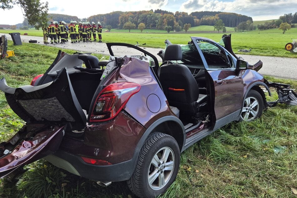 Die Feuerwehr musste den BMW aufschneiden, um seine Insassen zu befreien.