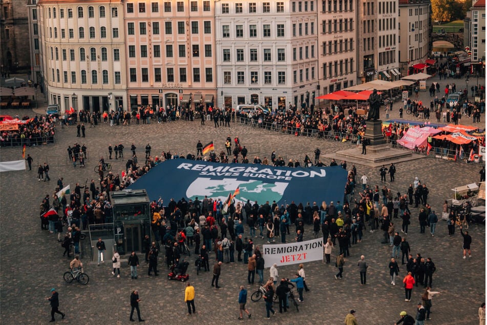 Die Aktivisten des "Save Europe Act" auf dem Dresdner Neumarkt. Auch in weiteren europäischen Städten demonstrieren sie im Rahmen ihrer "Shield Tour" für Remigration.