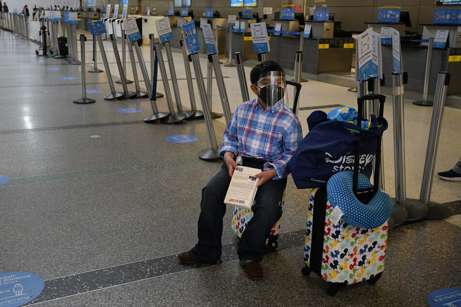 Ein zehnjähriger Junge trägt einen Gesichtsschutz, während er am Flughafen von Los Angeles auf seinen Flieger wartet. Die USA ist das Land mit dem am weltweit meist bestätigten Infektionen mit gut 32 Millionen Corona-Infizierten.