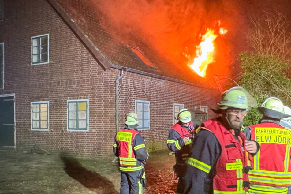 Großeinsatz im Norden: Häuserbrand hält Feuerwehr in Atem